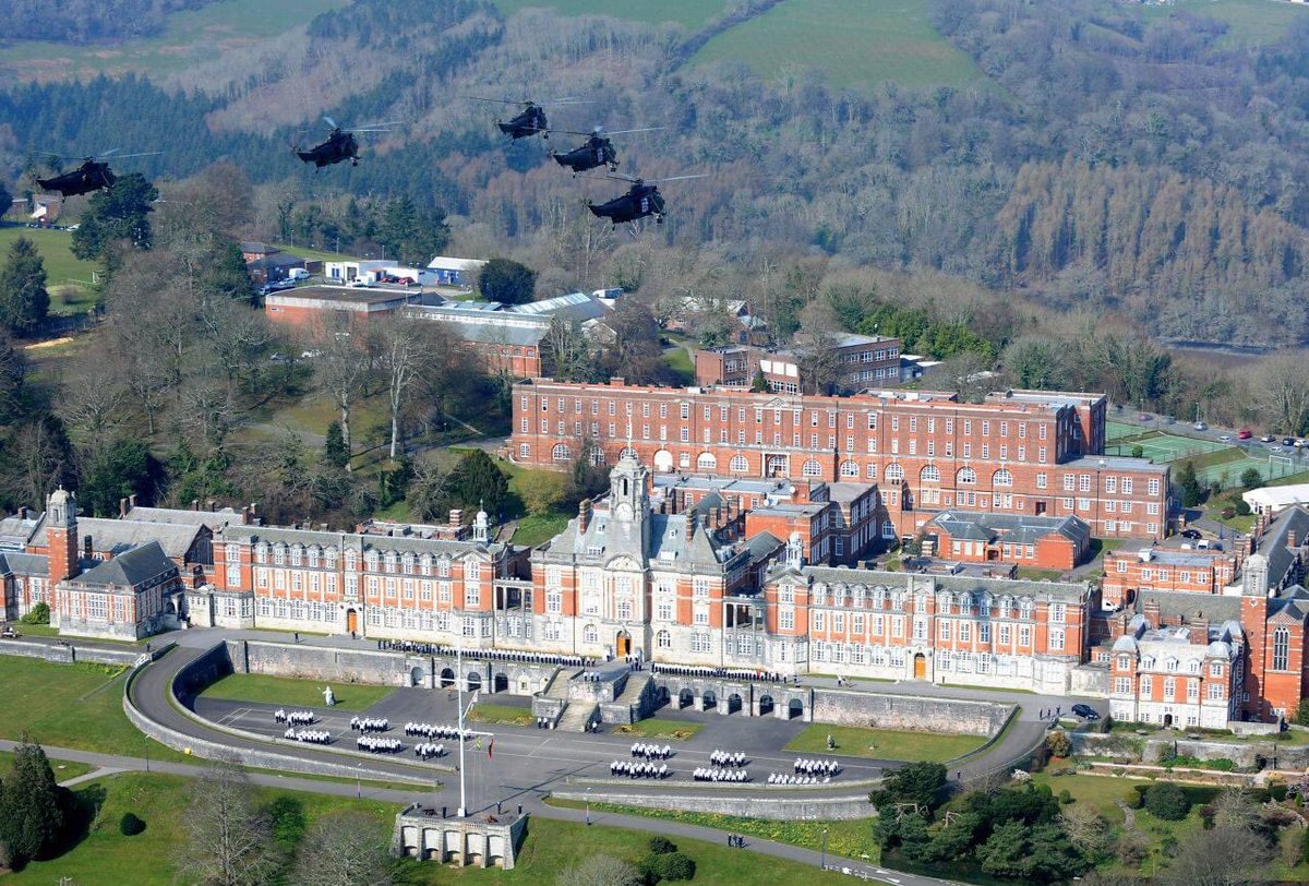 RNASYeovilton's tweet photo. Iconic Junglie Sea Kings of Commando Helicopter Force bowed out of active duties on this day 21 March 2016 with a farewell fly-past around southern &amp; south-west England
5 hrs &amp; 475-mile circuit from home @RNASYeovilton ‘Fear God Honour The King’ #flynavy @OnthisdayRN @RoyalNavy https://t.co/26iaPrhTyv