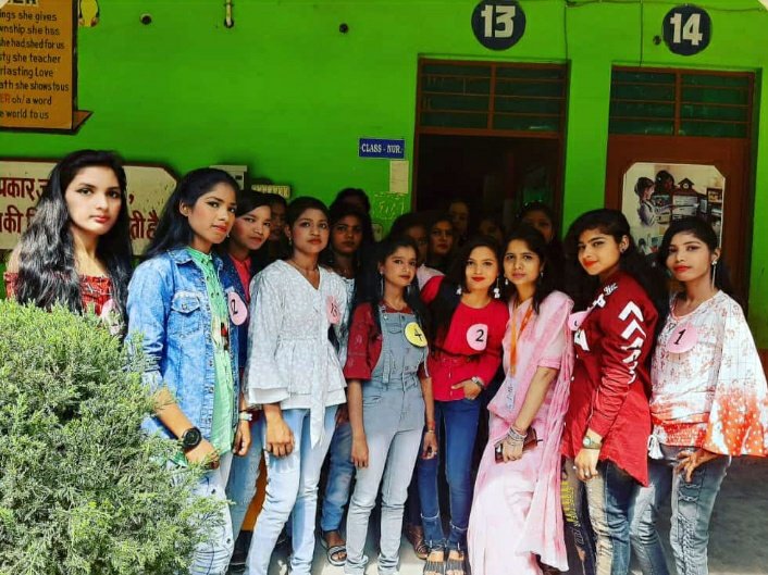 Stuti0309's tweet photo. Teacher bhi dost bhi😊 https://t.co/OvbtQwtwKr