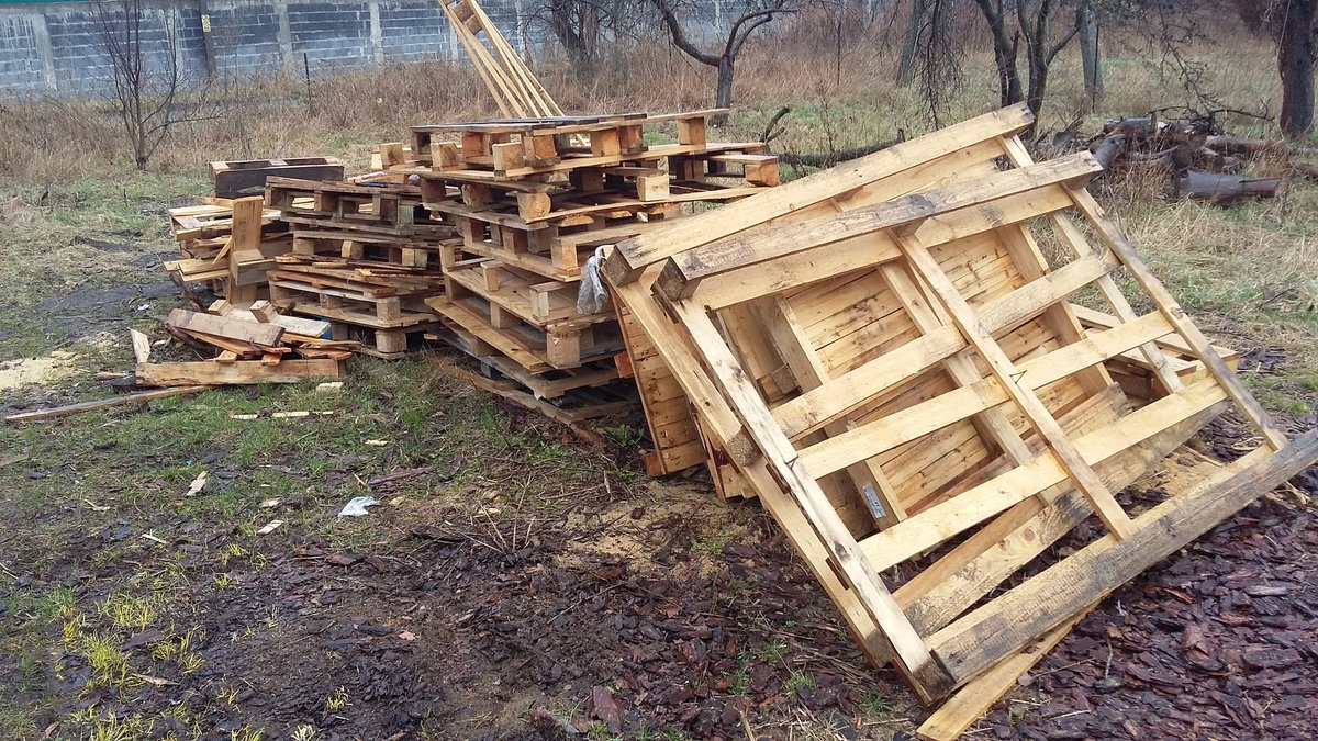 kafarekk's tweet photo. Dzisiaj pokonał mnie poranny deszcz więc palety będą cięte za tydzień:( za to przekopałem folie. #Agrotwitter #Agroniedziela do zabaczenia za tydzień https://t.co/Fc7dNOGAd8