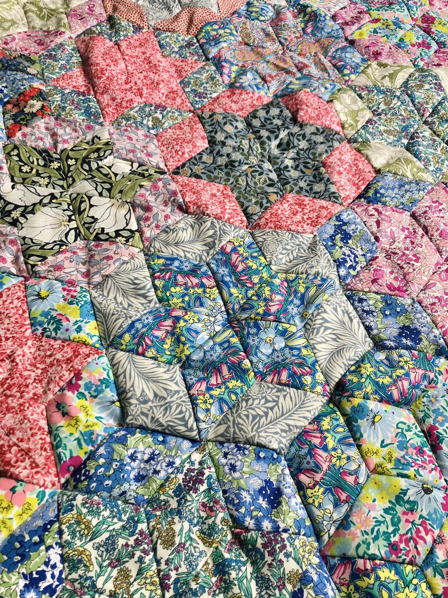 Lauren_Little's tweet image. Weekend well spent #patchworking 🌈 💛