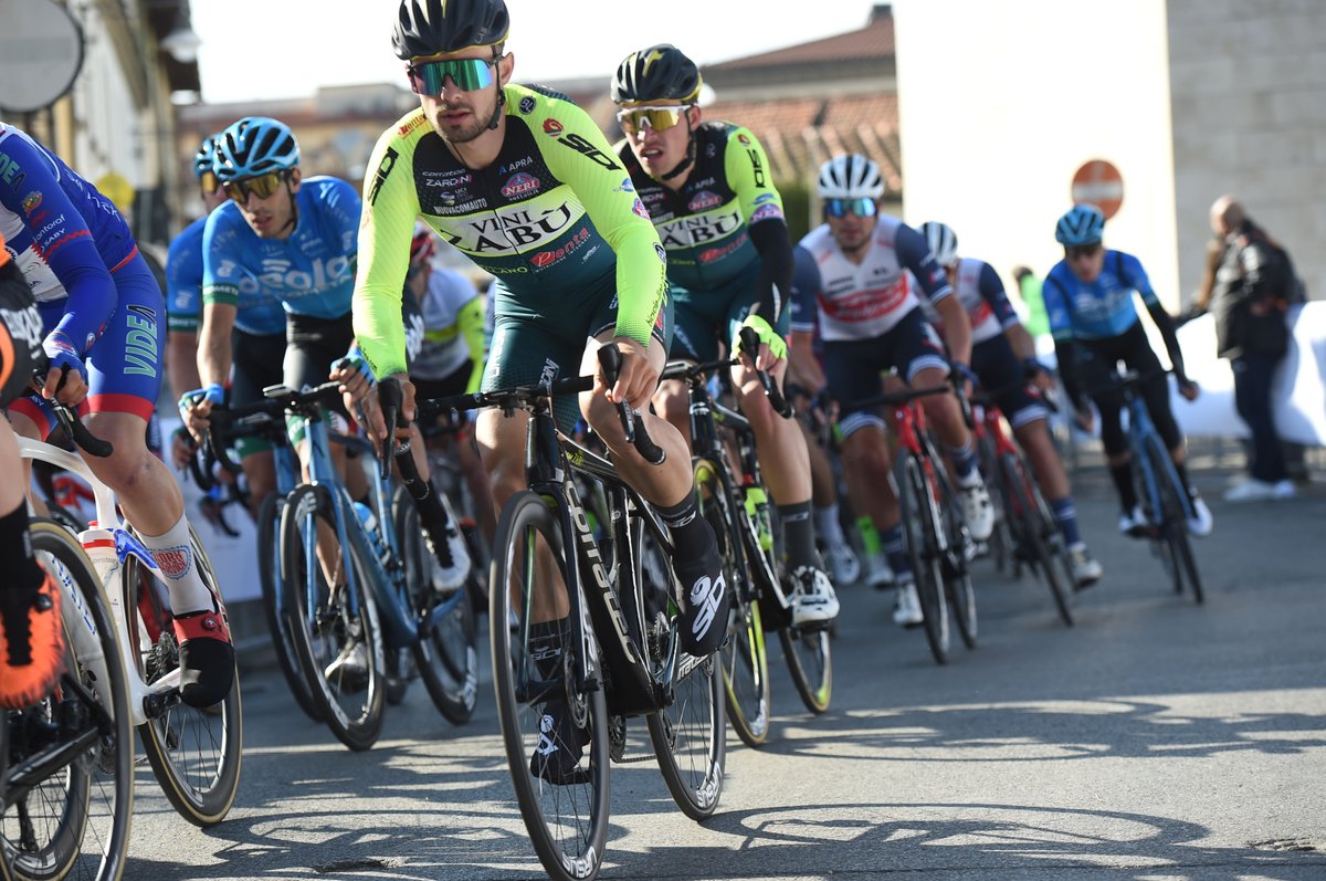 #PerSempreAlfredo UNA CADUTA NEL FINALE SPEZZA I SOGNI DI <a href="/jakubmareczko/">Jakub Mareczko</a> - PER SEMPRE ALFREDO: A CRASH IN THE FINAL KMS BREAKS THE DREAMS OF JAKUB MARECZKO

🗞️ REPORT

🇮🇹 vinizabuprocyclingteam.com/per-sempre-alf…

🇬🇧 vinizabuprocyclingteam.com/en/per-sempre-…

#ForZabù 

📸 Sirotti