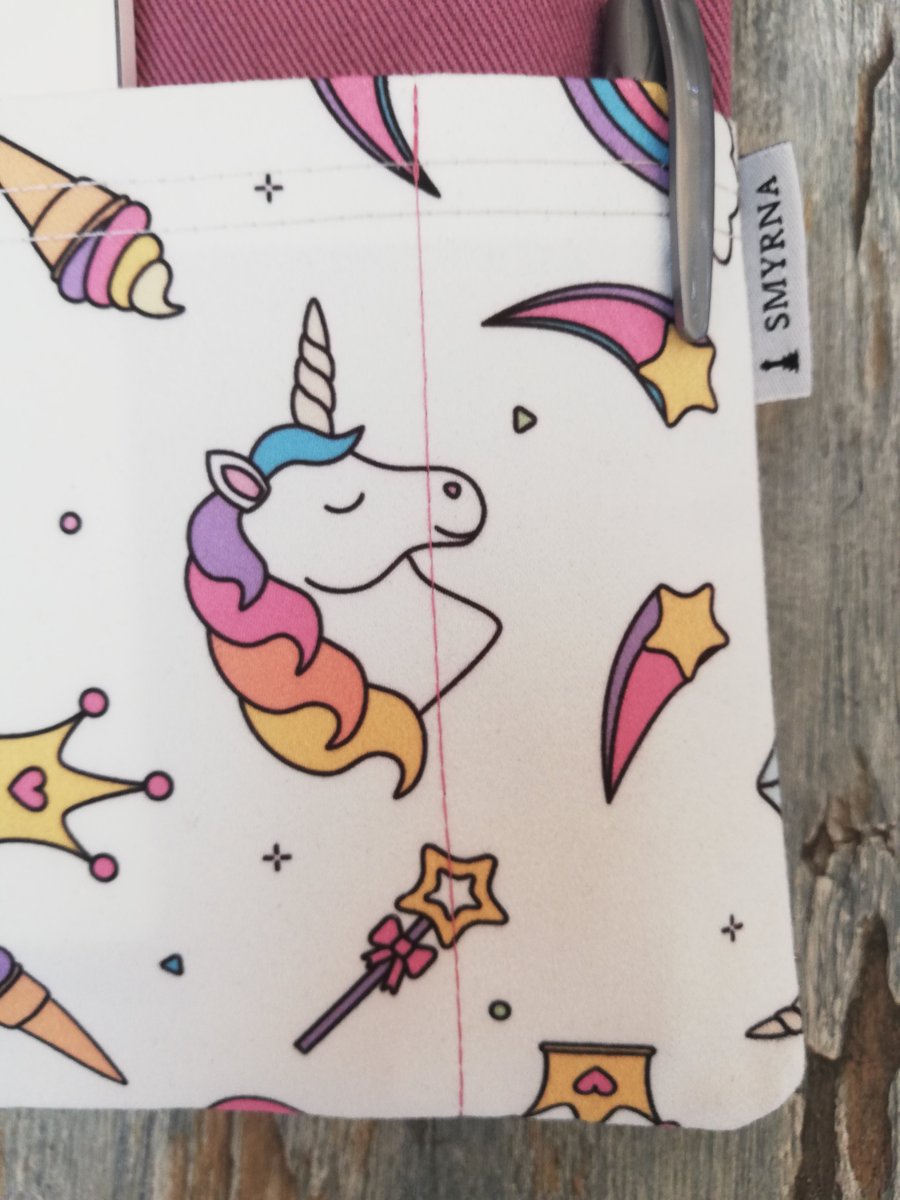 atolyesmyrna's tweet photo. Kitap Kılıfı , Unicorn-Gökkuşağı-Dondurma -Balon

▪️Büyük bir bölme ve önde iki cep olmak üzere üç bölmelidir.
▪️Tek renk kısım kalın gabardin kumaş, cep kısımları dijital baskı kumaştır ve astarlıdır.
▪️Ölçüleri 19x24 cm 
#tabletkılıfı #kitapkılıfı #tabletcover #tabletbag https://t.co/uio6yz15Zo