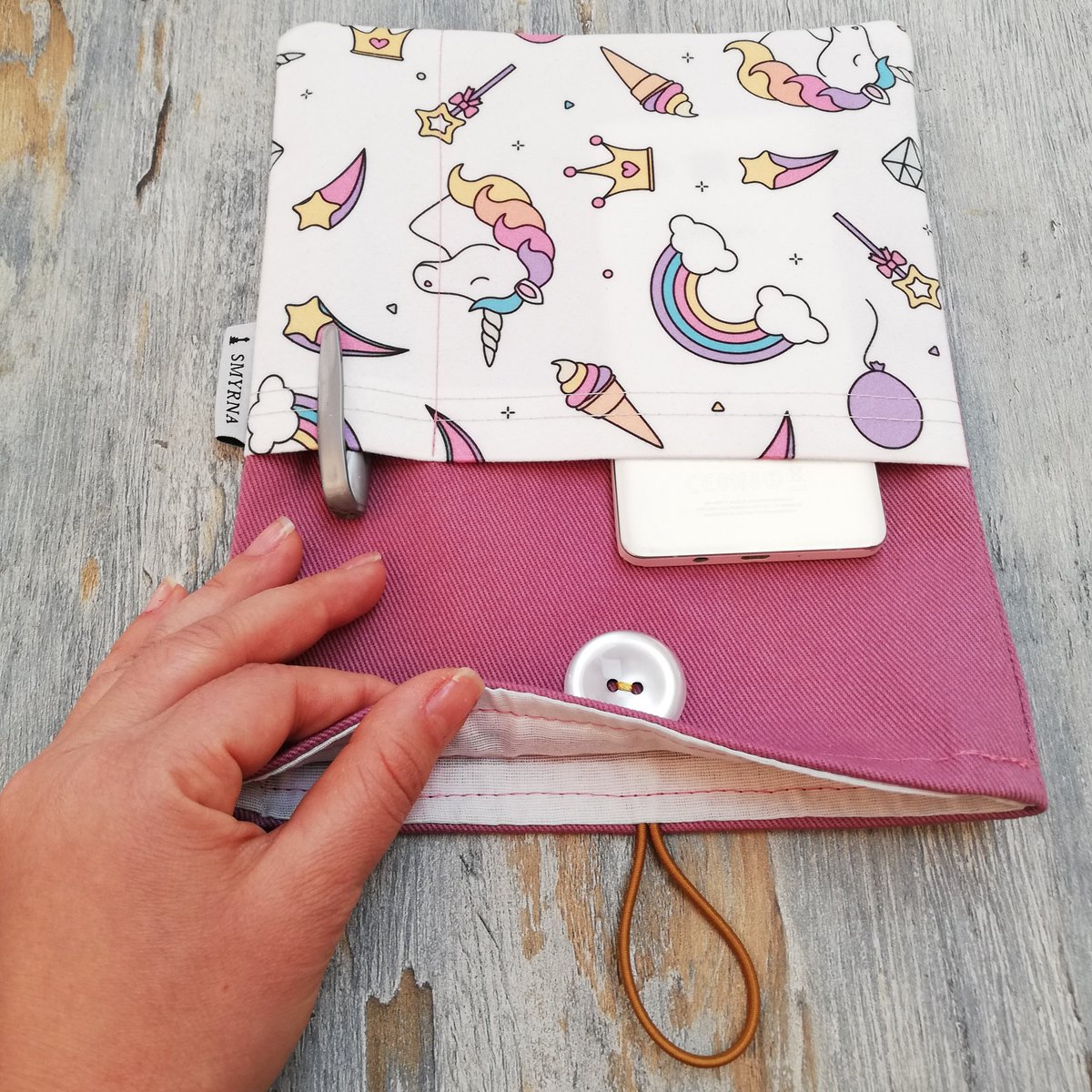 atolyesmyrna's tweet photo. Kitap Kılıfı , Unicorn-Gökkuşağı-Dondurma -Balon

▪️Büyük bir bölme ve önde iki cep olmak üzere üç bölmelidir.
▪️Tek renk kısım kalın gabardin kumaş, cep kısımları dijital baskı kumaştır ve astarlıdır.
▪️Ölçüleri 19x24 cm 
#tabletkılıfı #kitapkılıfı #tabletcover #tabletbag https://t.co/uio6yz15Zo