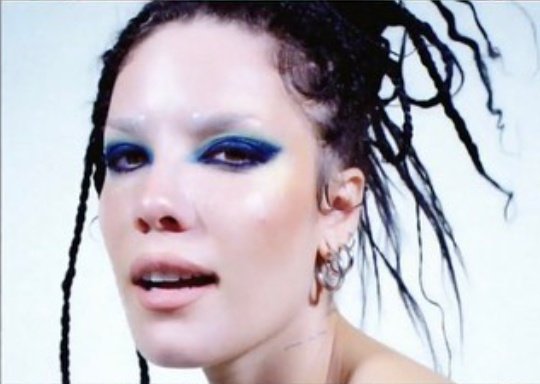 onfirehalseyy's tweet photo. quien pudiera ser halsey para verse tremenda reina hasta sin cejas es re ROMPEME LA JETA https://t.co/vWxicLDF10