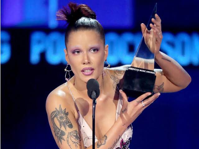 onfirehalseyy's tweet photo. quien pudiera ser halsey para verse tremenda reina hasta sin cejas es re ROMPEME LA JETA https://t.co/vWxicLDF10