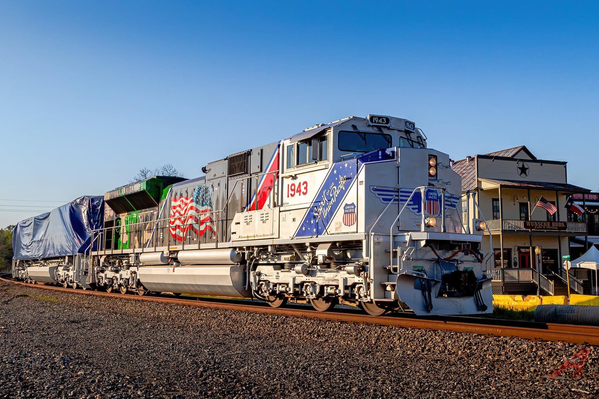 Astro95Media's tweet photo. Early morning at Spring Junction as #UP1943 passes through with UP4141 in tow. #UP4141 led the funeral train for President George H. W. Bush in 2018. Now, UP1943 now carries out the same duty for the historic locomotive, which will be placed on permanent display at Texas A&M. https://t.co/Z0KmHhb9Hh