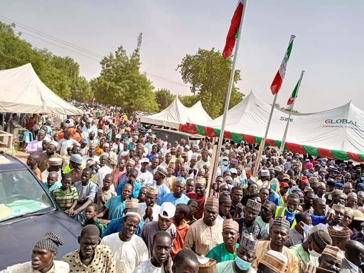 yusdgyd1's tweet photo. "There is nothing that @OfficialAPCNg could show as its achievement since coming on board in 2015 it is enmeshed in problems and it will soon collapse,β
HE @AWTambuwal at #Bodinga while flagging @OfficialPDPNig local government campaign
@TambuwalAW
@GovTambuwal https://t.co/CYMPhrUOEG