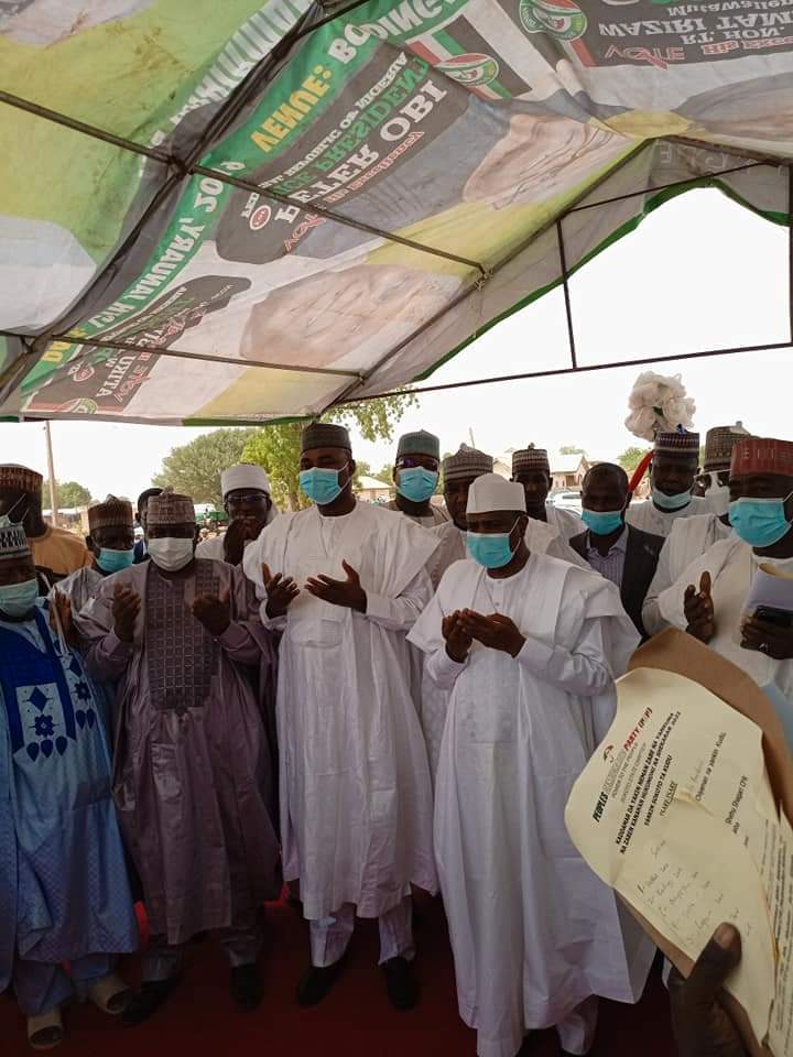 yusdgyd1's tweet photo. "There is nothing that @OfficialAPCNg could show as its achievement since coming on board in 2015 it is enmeshed in problems and it will soon collapse,β
HE @AWTambuwal at #Bodinga while flagging @OfficialPDPNig local government campaign
@TambuwalAW
@GovTambuwal https://t.co/CYMPhrUOEG