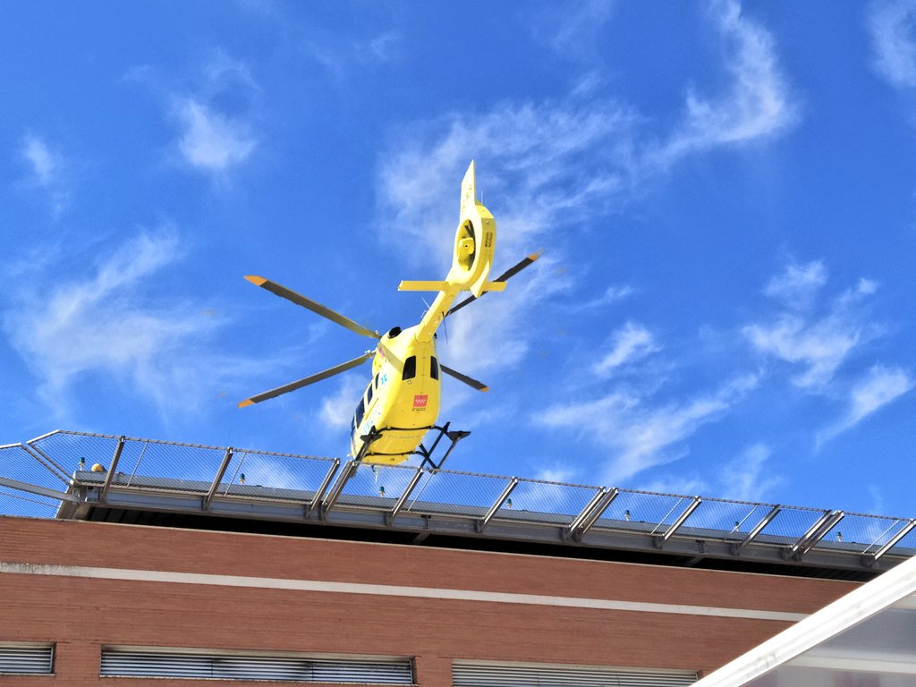 tonigutierrezz's tweet photo. Tengo un imán para el 🚁 cada vez qué vengo al @hospital12Oct aparece 🦅 #SUMMA112 #SUMMA01 @RadarSpain https://t.co/Ub0KBTBZGx