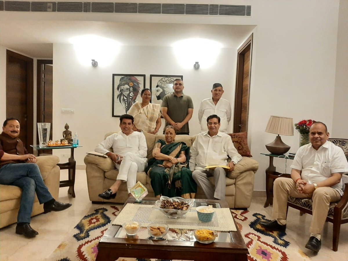 IndiraHridayesh's tweet photo. सल्ट उपचुनाव को लेकर @INCUttarakhand प्रभारी श्री @devendrayadvinc जी, अध्यक्ष श्री @pritamSpcc जी, उपनेता प्रतिपक्ष और पर्यवेक्षक सल्ट उपचुनाव श्री करन महरा जी, प्रदेश उपाध्यक्ष और पर्यवेक्षक श्री आर्येन्द्र शर्मा जी, प्रदेश उपाध्यक्ष व पूर्व विधायक सल्ट श्री @INCranjeetrawat जी https://t.co/xPtMYEKiLZ