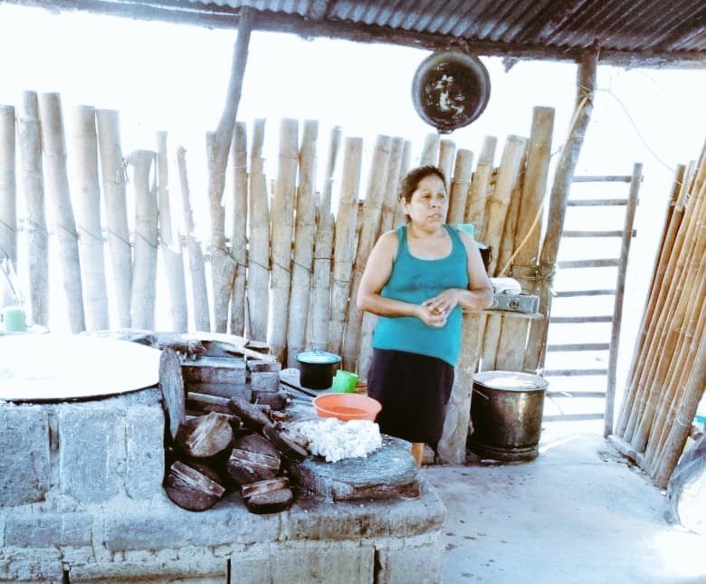 Rosy__Castro's tweet photo. Estuve en Benito Juárez, Pochutla, donde platiqué con mujeres muy trabajadoras, a quienes compartí la importancia de promover los derechos de los pueblos y comunidades indígenas y afromexicanas.

#MujeresYHombresJuntosPorElDesarrolloComunitario https://t.co/I3cjJAEhPg
