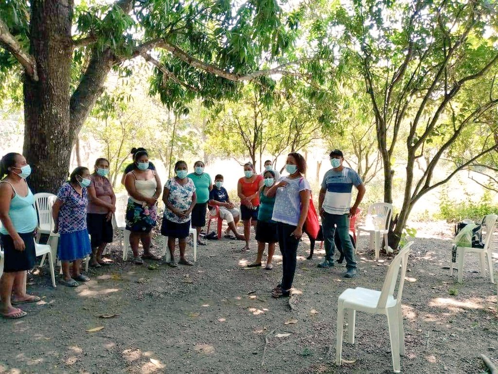 Rosy__Castro's tweet photo. Estuve en Benito Juárez, Pochutla, donde platiqué con mujeres muy trabajadoras, a quienes compartí la importancia de promover los derechos de los pueblos y comunidades indígenas y afromexicanas.

#MujeresYHombresJuntosPorElDesarrolloComunitario https://t.co/I3cjJAEhPg