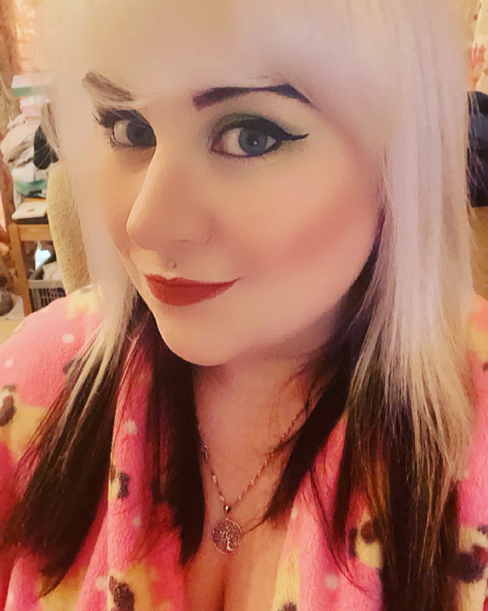 Catticus310's tweet photo. In full @jeffreestar mode here. Full face of make up and my robe. This is self care done right... ๐ง๐ผโโ๏ธ๐ง๐ผโโ๏ธ๐๐น๐ท
.
.
.
@jeffreestarcosmetics #bloodmoney #libralynn #vll #supremefrost #jscconcealer #magicstarconcealer
@hauslabs #eyeliener https://t.co/GOWrWy8qp1