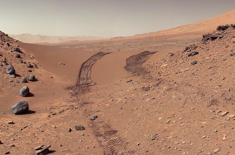 Forbes's tweet image. The red color on Mars is only this thick: trib.al/KZ8uacu