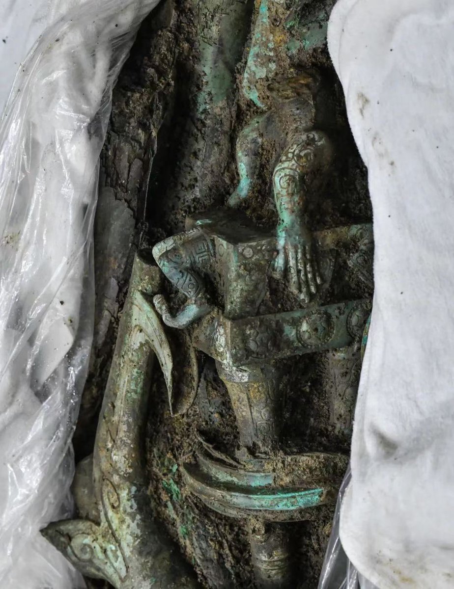 DMU_CI's tweet photo. 500+ artifacts from 6 "sacrificial pits", dating back to 3,200 to 4,000 years, were newly unearthed in the Sanxingdui site in Sichuan，China. https://t.co/ra8JQzPVxt