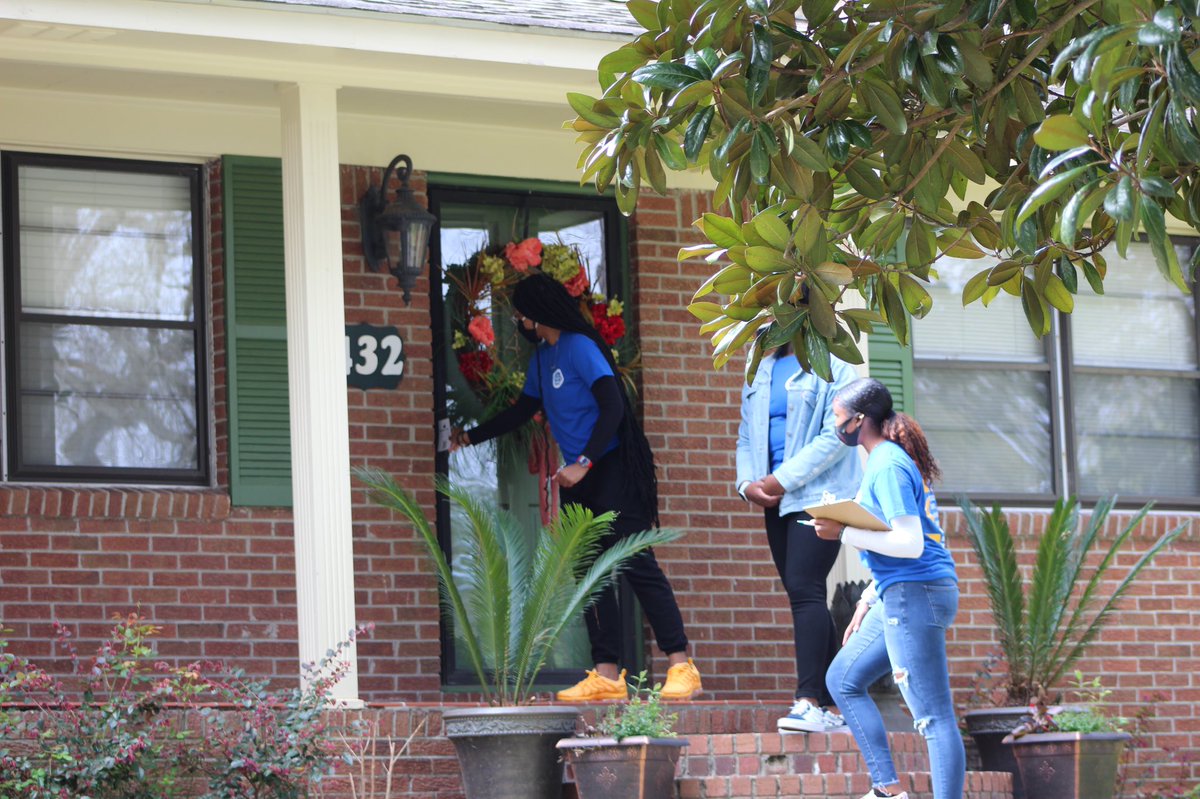 securetheballot's tweet photo. Thank you to our volunteers who helped us canvass the Greenview neighborhood yesterday. We were able to visit 100+ homes to ensure our community members are registered to vote and aware of their upcoming elections. https://t.co/UZZfjmnzVF