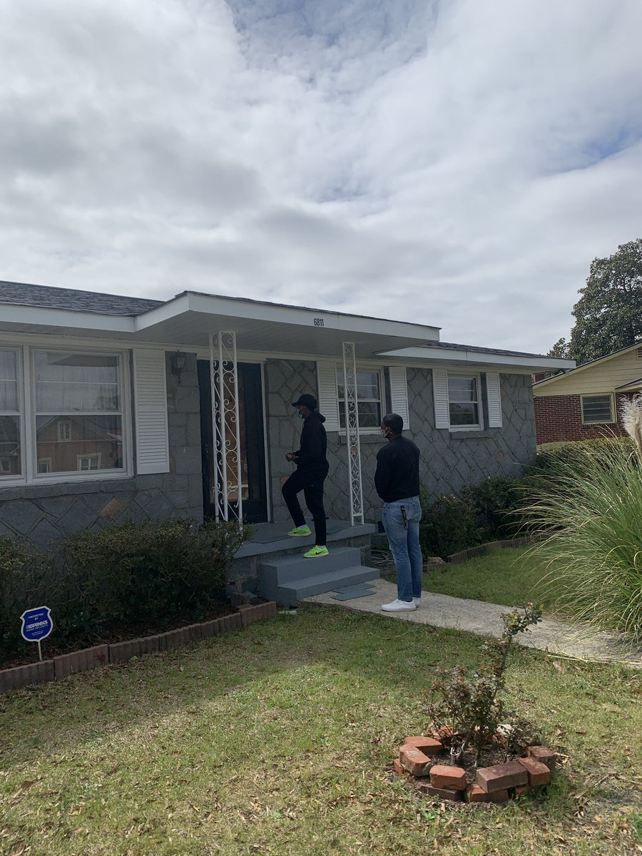securetheballot's tweet photo. Thank you to our volunteers who helped us canvass the Greenview neighborhood yesterday. We were able to visit 100+ homes to ensure our community members are registered to vote and aware of their upcoming elections. https://t.co/UZZfjmnzVF