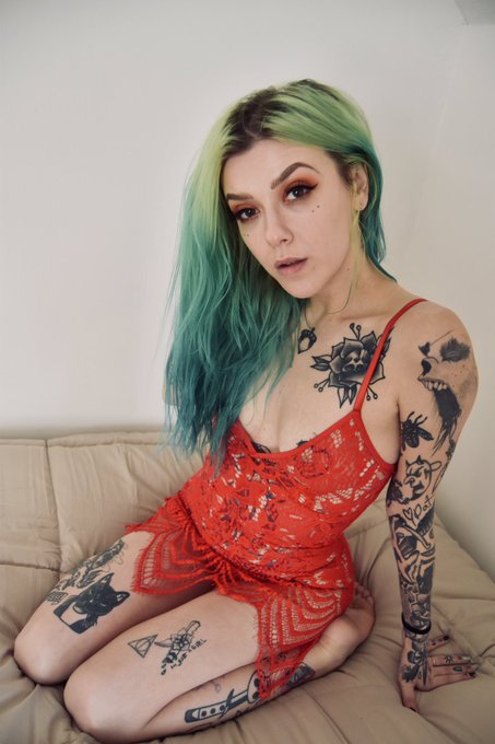 Someone touch my butt please 🍑 https://t.co/2Hh36efTrO