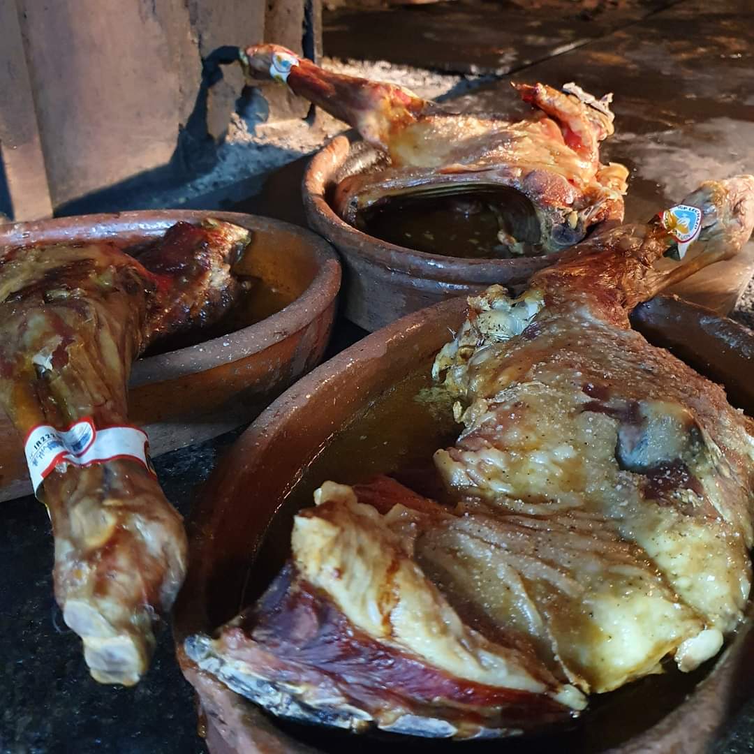 Se acaba un fin de semana largo  del que nos sentimos muy orgullosos de nuestro trabajo.
Después de muchos días de trabajar a medio gas por fin hemos tenido 3 días seguidos con los 4 comedores abiertos , especialmente el Dia del Padre , y recibiendo a muchos Amigos , a muchos...