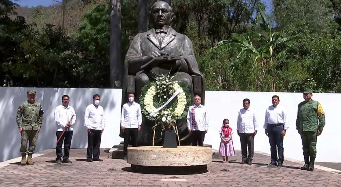 Se duplicará la pensión universal para #AdultosMayores: #AMLO

En acto por el natalicio de #BenitoJuárez anunció que las #pensiones aumentarán hasta duplicarse y llegar a 6 mil pesos bimestrales en 2024.
Se entregarán a partir de los 65 años y no a los 68.
bit.ly/312Z5ov