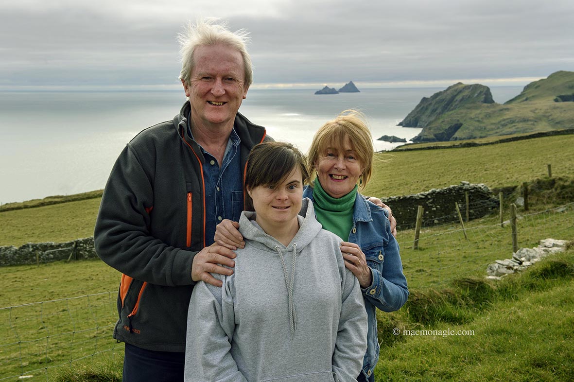 MACMONAGLE's tweet photo. Happy birthday 📷🎂weekend Fiona O'Neill on #WorldDownSyndromeDay celebrating with parents Mike & Bridie with a walk on #skelligring #lovekerry and the #skelligrocks background @DownSyndromeIRL @starwars @HamillHimself 🌟🌟 https://t.co/jgxmQhjuKY