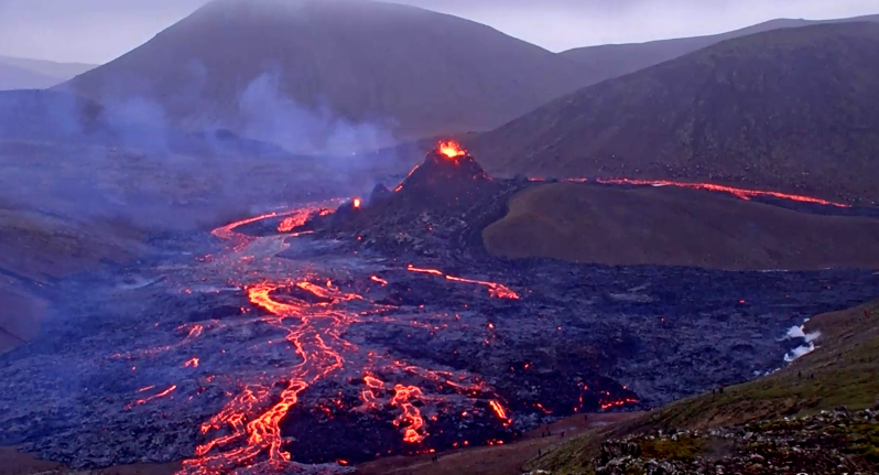 Fascinant, la lave recouvre le sol à vue d'👀.... 🤩
direct : ruv.is/frett/2021/03/…

#icelanderuption #Iceland