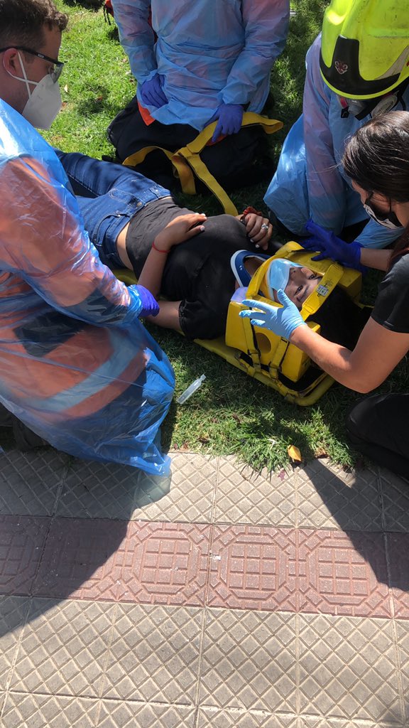 Marcopuntocl's tweet photo. Camion de @tere_marinovic chocó a mi hermana.... cruzó en rojo, hay testigos RT PORFA! https://t.co/9MyYkJygg7
