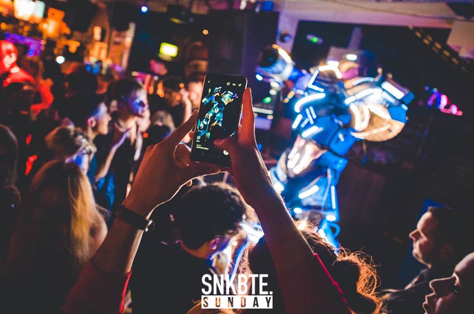 SnakebiteSun's tweet image. What's a robots favourite drink? 🤖
A Snake-Byte 🐍💻
(See what we did there? 😉)

Throwing things back to better days with Snakebites, packed out dance floors, party robots and terrible jokes! 😅
We can't wait to reboot our Sunday session and party with you all again! ❤️