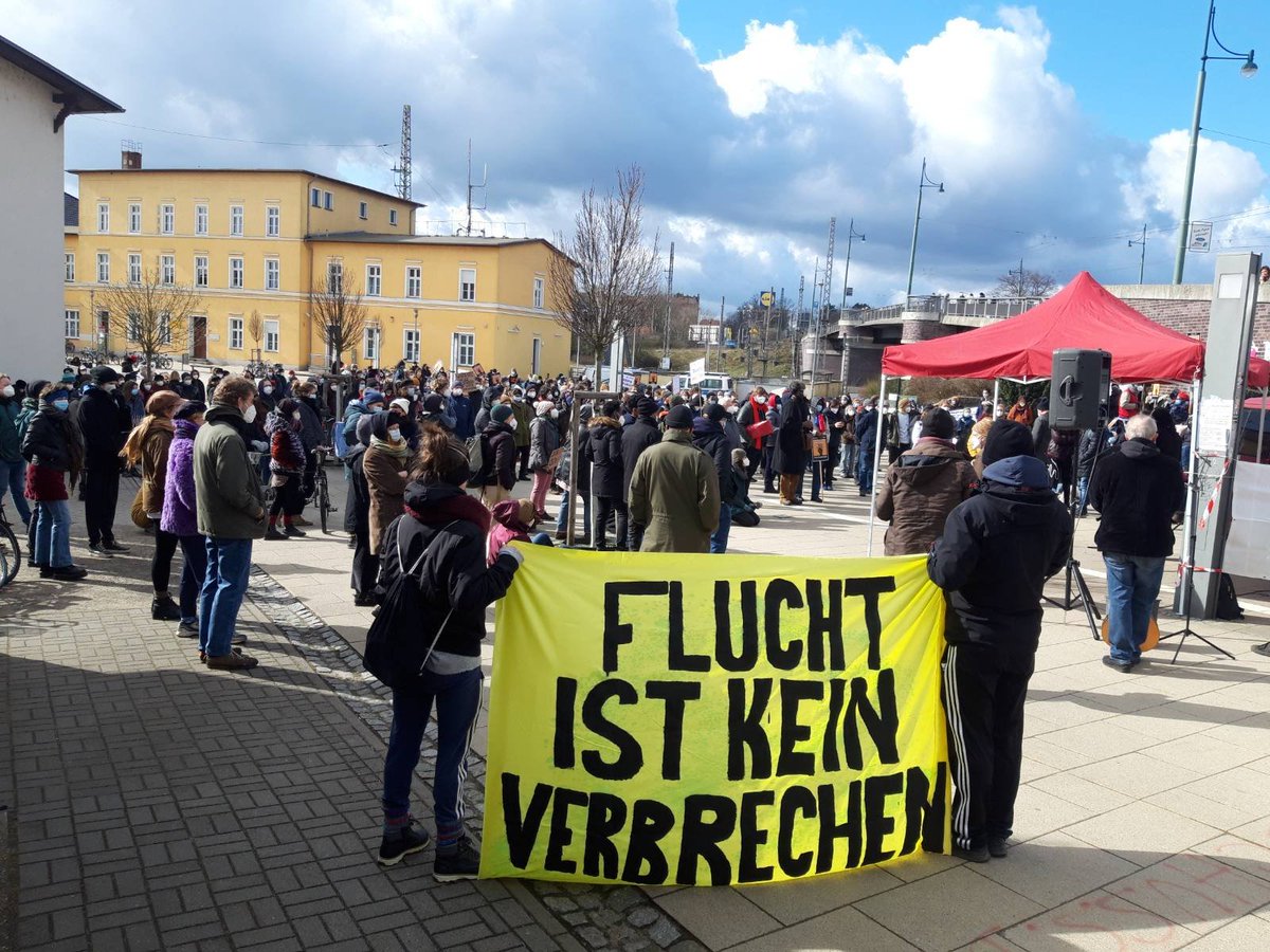 inforiot's tweet photo. Rund 200 Personen bei antirassistischer Kundgebung heute in #Eberswalde zum Gedenken an den kürzlich gestorbenen Salah und gegen das menschenunwürdige Asylsystem in Deutschland. #wirhabenPlatz #Lagerabschaffen #Barnimfüralle #NoRacism 
@women_in_exile 

https://t.co/Y0RC4HtdTt https://t.co/lhGgUctYK0