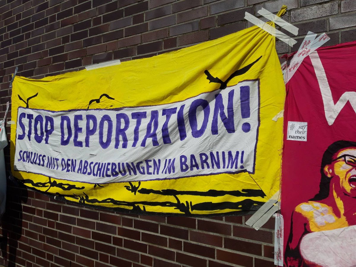 inforiot's tweet photo. Rund 200 Personen bei antirassistischer Kundgebung heute in #Eberswalde zum Gedenken an den kürzlich gestorbenen Salah und gegen das menschenunwürdige Asylsystem in Deutschland. #wirhabenPlatz #Lagerabschaffen #Barnimfüralle #NoRacism 
@women_in_exile 

https://t.co/Y0RC4HtdTt https://t.co/lhGgUctYK0