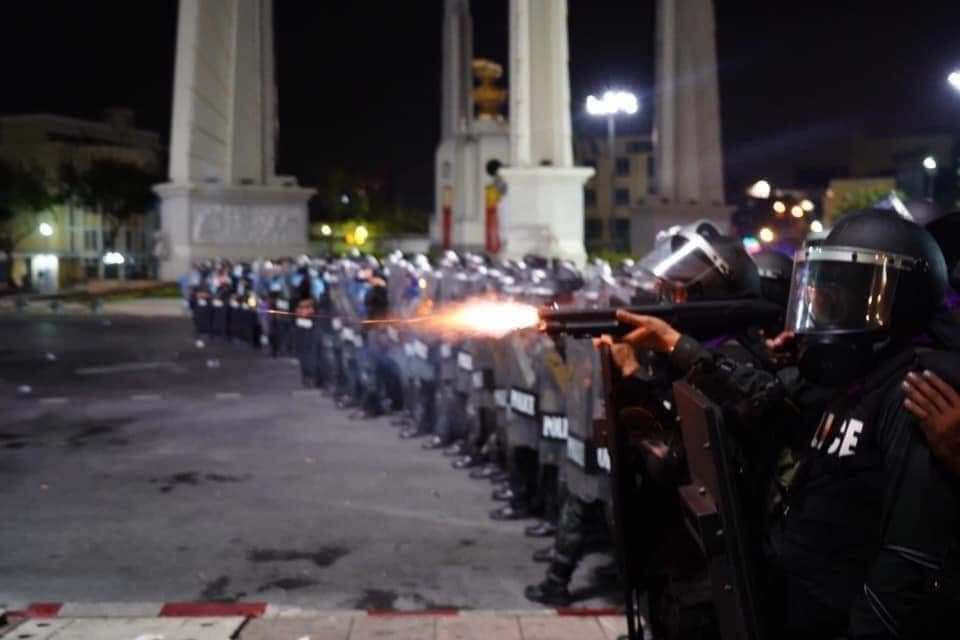 Kwee_K_K's tweet photo. Dear THAI friends,
We, Myanmar people are standing 
with you in this revolution.  
There is no place for dictatorship 
in this modern world.  Please stay 
strong and we are fighting this 
battle together ! ✊
#WhatsHappeningInThailand
#RejectDictatorship
#MilkTeaAlliance https://t.co/HXI0GBLkWg