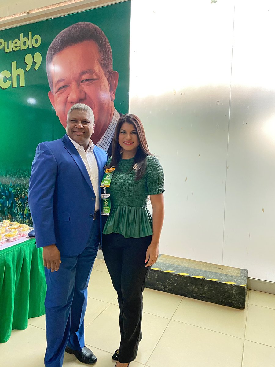 Con Margarita Feliciano, compañera de un gran potencial electoral. Poco antes de partir hacia el Palacio de los Deportes a la Plenaria final del Congreso profesor Juan Bosch de la Fuerza del Pueblo.