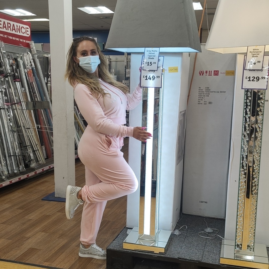 Taking photos in the range with my friend to show my mom the size of them😂
#therange #model #modelling #pink #lipsy #lipsylondon #mask #blondehair #babe #babesofinstagram #lamp #lampshade #louboutin #louboutinsneakers #tanned #tannedskin #tracksuit #loungewear #girly #hotmodel