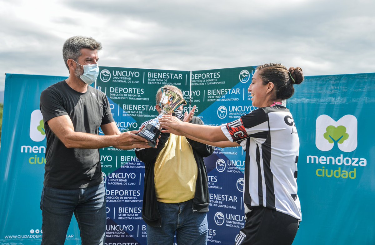 UlpianoSuarez's tweet photo. Disfrutamos la final de la Copa #MujeresLíderes de @ciudaddemendoza y @UNCUYO. Felicitaciones al equipo ganador @GimnasiaMendoza y todas las jugadoras que participaron👏🏽🏆
Debemos continuar trabajando en acciones que generen igualdad en la participación de la mujer en deportes. https://t.co/ajGbrZ38RC