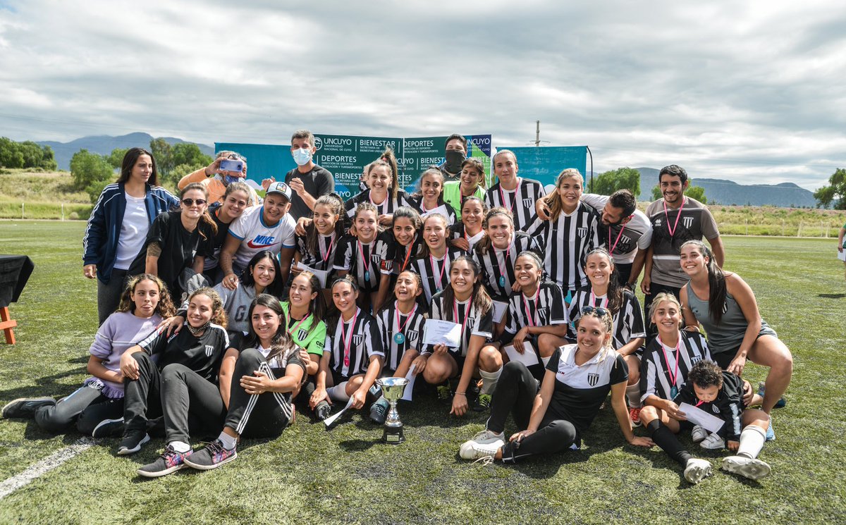 UlpianoSuarez's tweet photo. Disfrutamos la final de la Copa #MujeresLíderes de @ciudaddemendoza y @UNCUYO. Felicitaciones al equipo ganador @GimnasiaMendoza y todas las jugadoras que participaron👏🏽🏆
Debemos continuar trabajando en acciones que generen igualdad en la participación de la mujer en deportes. https://t.co/ajGbrZ38RC