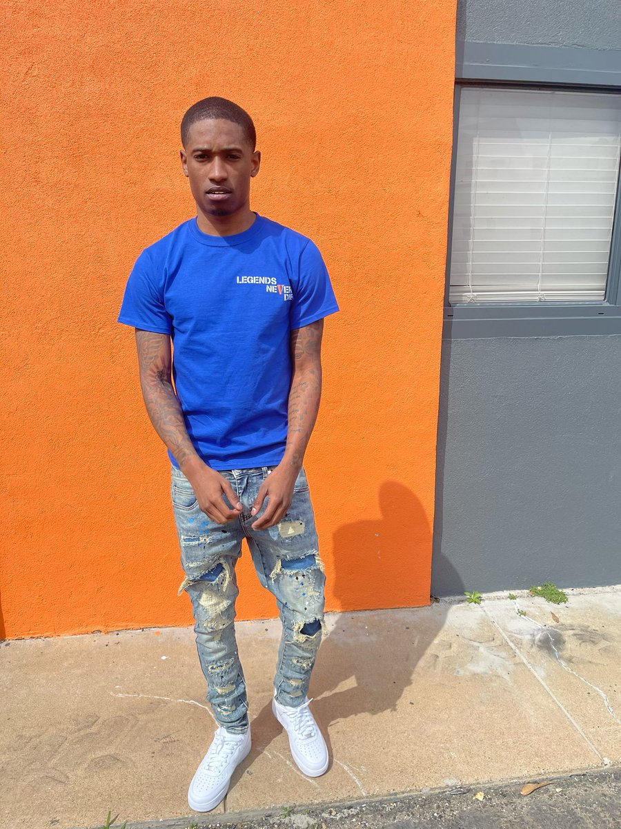 dc_soldier6's tweet photo. Shawty say she want CC,I ain't even got no email💯💰🔥#LONGLIVEZEE https://t.co/dKCUF3Wjto