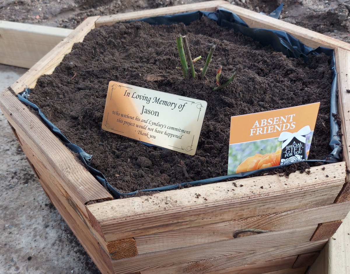 CorrieGardeners's tweet photo. Our @thefriendlybench handed over this week. Plus our tribute to Jason. Looking forward to many happy hours @SixTownHousing @beaconservice @BuryTimes @buryvcfa @BuryCouncil conquering #SocialIsolationSocial https://t.co/y7nzQm01FH