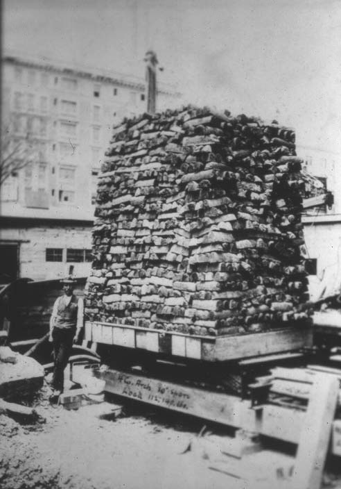 javierubioo's tweet photo. A lo largo de la historia, arquitectos e ingenieros han tenido que hacer pruebas de carga para convencer a los obreros de construir todo tipo de estructuras, dejándonos fotos icónicas.

¿Sabrías reconocer a qué edificio corresponden estas fotos?

Abajo os explico los 4 casos.👇 https://t.co/IM6W4aDK8n