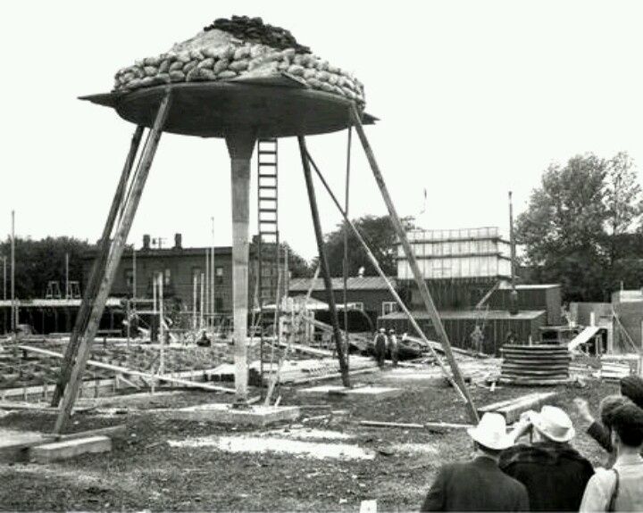 javierubioo's tweet photo. A lo largo de la historia, arquitectos e ingenieros han tenido que hacer pruebas de carga para convencer a los obreros de construir todo tipo de estructuras, dejándonos fotos icónicas.

¿Sabrías reconocer a qué edificio corresponden estas fotos?

Abajo os explico los 4 casos.👇 https://t.co/IM6W4aDK8n