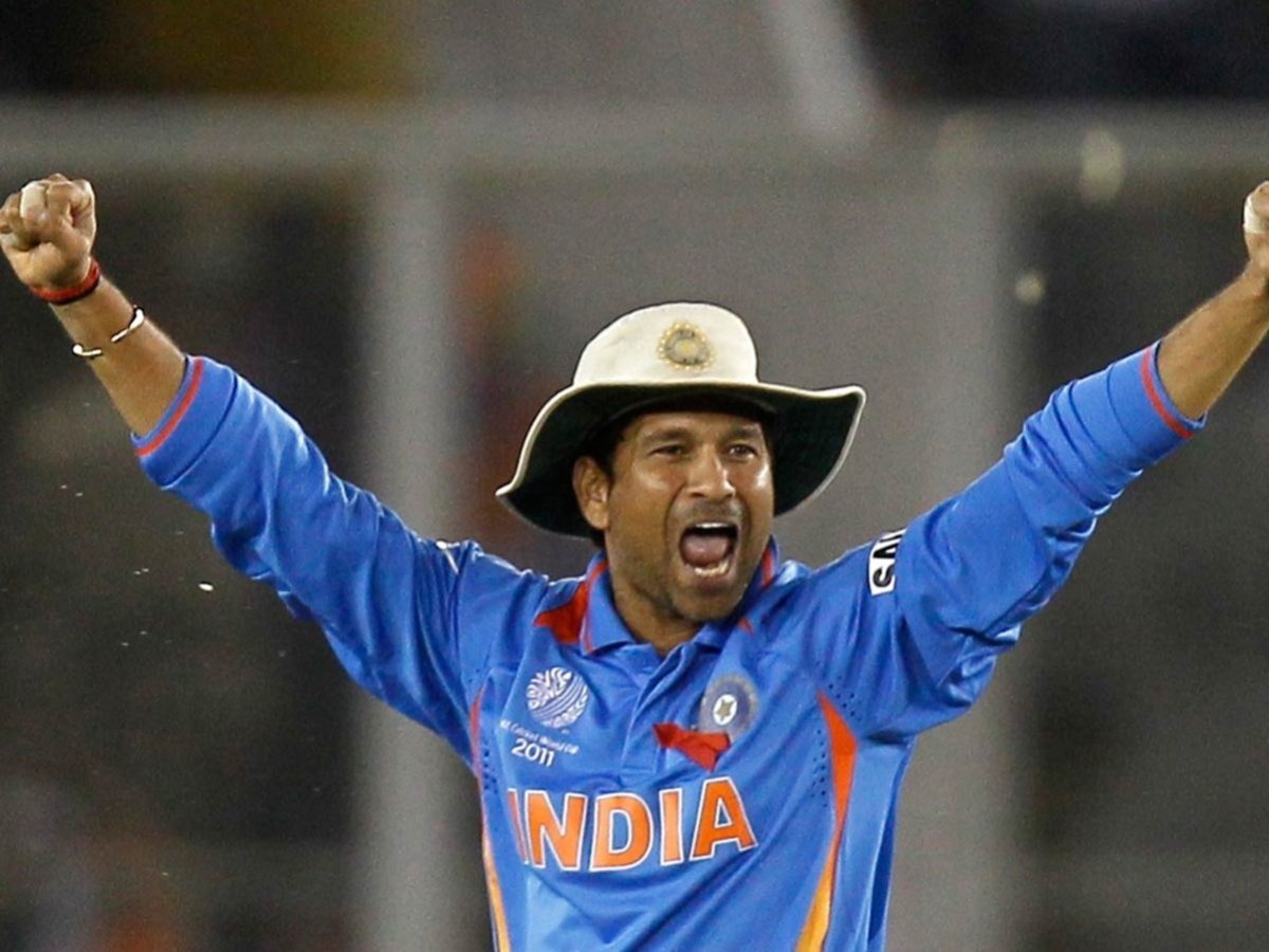 dsthakur_10's tweet photo. Pic 1: 2011 ODI World cup 
Pic 2: 2021 Road safety series 

Find any difference in enthusiasm ? 
I dare you cannot. 
@sachin_rt 
#RoadSafetyWorldSeries2021 
#IndiaLegends 
#INDLvSLL https://t.co/FSfoOrk1cm