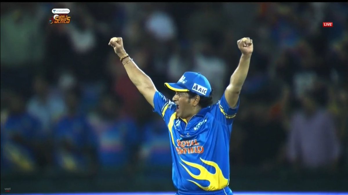 dsthakur_10's tweet photo. Pic 1: 2011 ODI World cup 
Pic 2: 2021 Road safety series 

Find any difference in enthusiasm ? 
I dare you cannot. 
@sachin_rt 
#RoadSafetyWorldSeries2021 
#IndiaLegends 
#INDLvSLL https://t.co/FSfoOrk1cm