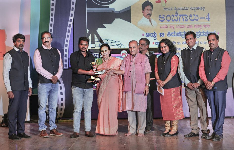JanardhanMourya's tweet photo. ನಮ್ಮ "The ಬ್ಲೌಸ್" ಕಿರುಚಿತ್ರವು 'ಅಂಬೆಗಾಲು-4 ರಾಜ್ಯಮಟ್ಟದ ಕಿರುಚಿತ್ರ ಸ್ಪರ್ಧೆಯಲ್ಲಿ ಅತ್ಯುತ್ತಮ ನಿರ್ದೇಶನ, ಛಾಯಾಗ್ರಾಹಣ, ನಟಿ ಮತ್ತು ಅತ್ಯುತ್ತಮ ಕಥೆ,ಅತ್ಯುತ್ತಮ ಚಿತ್ರ ಈ 5ವಿಭಾಗಗಳಲ್ಲಿ ನಾಮಿನೇಟ್ ಆಗಿ ಕೊನೆಗೆ 'ಅತ್ಯುತ್ತಮ ಕಥೆ' ಮತ್ತು 'ಅತ್ಯುತ್ತಮ ದ್ವಿತೀಯ ಚಿತ್ರ' ಪ್ರಶಸ್ತಿಗಳನ್ನು ಪಡೆದುಕೊಂಡ ಕ್ಷಣ.#KannadaShortFilms https://t.co/gpHQL8lA0Z