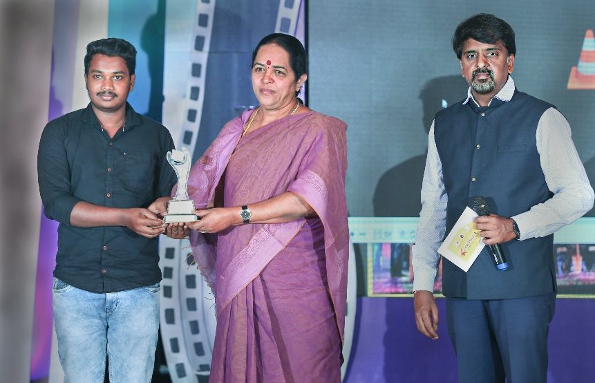 JanardhanMourya's tweet photo. ನಮ್ಮ "The ಬ್ಲೌಸ್" ಕಿರುಚಿತ್ರವು 'ಅಂಬೆಗಾಲು-4 ರಾಜ್ಯಮಟ್ಟದ ಕಿರುಚಿತ್ರ ಸ್ಪರ್ಧೆಯಲ್ಲಿ ಅತ್ಯುತ್ತಮ ನಿರ್ದೇಶನ, ಛಾಯಾಗ್ರಾಹಣ, ನಟಿ ಮತ್ತು ಅತ್ಯುತ್ತಮ ಕಥೆ,ಅತ್ಯುತ್ತಮ ಚಿತ್ರ ಈ 5ವಿಭಾಗಗಳಲ್ಲಿ ನಾಮಿನೇಟ್ ಆಗಿ ಕೊನೆಗೆ 'ಅತ್ಯುತ್ತಮ ಕಥೆ' ಮತ್ತು 'ಅತ್ಯುತ್ತಮ ದ್ವಿತೀಯ ಚಿತ್ರ' ಪ್ರಶಸ್ತಿಗಳನ್ನು ಪಡೆದುಕೊಂಡ ಕ್ಷಣ.#KannadaShortFilms https://t.co/gpHQL8lA0Z