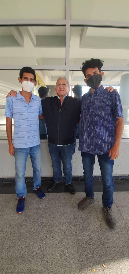LuijoRey's tweet photo. Nuevamente en mi organización @ADmocratica, reencontrándome con mis compañeros. Seguimos en esta lucha constante e incansable por recuperar a Venezuela a través de vías pacíficas y democráticas. De nuevo en mi Acción Democrática blanca blanquita #VolveremosAVivirMejor @adbernabe https://t.co/lMBf2PrnNi