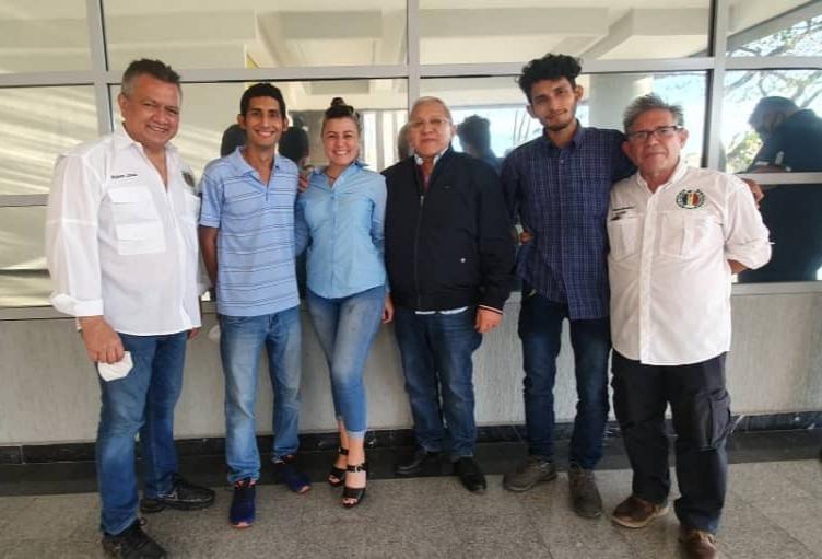 LuijoRey's tweet photo. Nuevamente en mi organización @ADmocratica, reencontrándome con mis compañeros. Seguimos en esta lucha constante e incansable por recuperar a Venezuela a través de vías pacíficas y democráticas. De nuevo en mi Acción Democrática blanca blanquita #VolveremosAVivirMejor @adbernabe https://t.co/lMBf2PrnNi