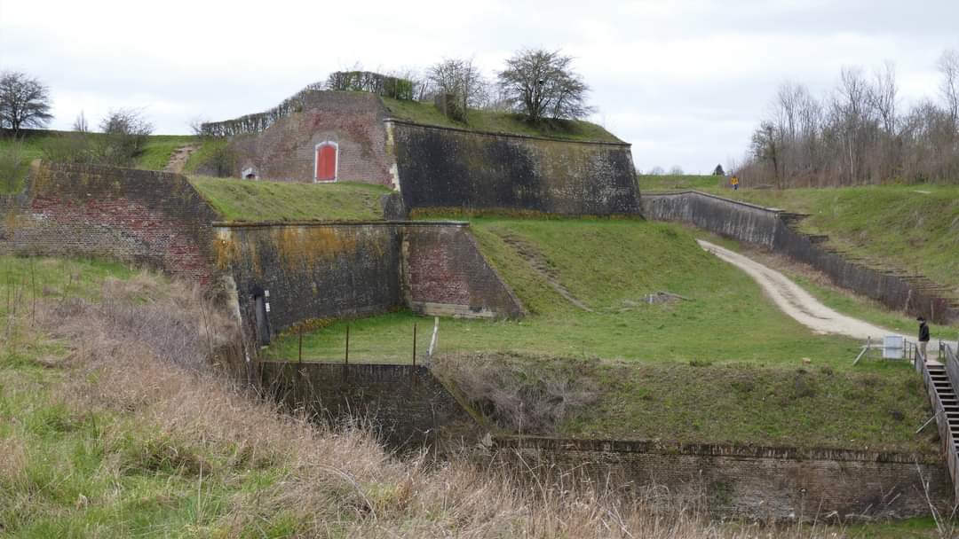 ConnieHarkema's tweet photo. Het #Frontenpark is een #stadspark en #natuurpark met restanten van de vestingwerken aan de rand van het centrum van #Maastricht. https://t.co/dF6wKJhCEm