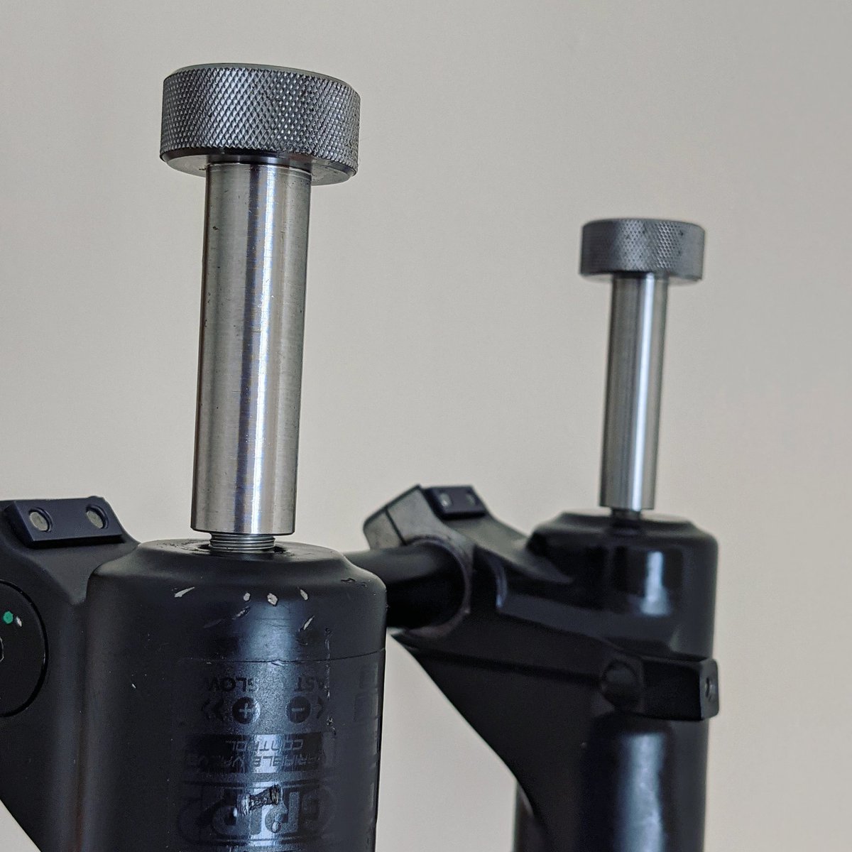 SICDltd's tweet photo. It's great to see our tools in action! These lower leg removal tools are essential for routine maintenance and are now in stock on our website! Designed and made in the UK!

#suspensionservicing #foxsuspension #enduromtb #mtbtools #bikeworkshop https://t.co/jijmCZkcw2