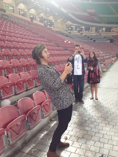 LN1AGENDA's tweet photo. Harry Styles in real life : a kinda long thread https://t.co/HWk63oTYj3