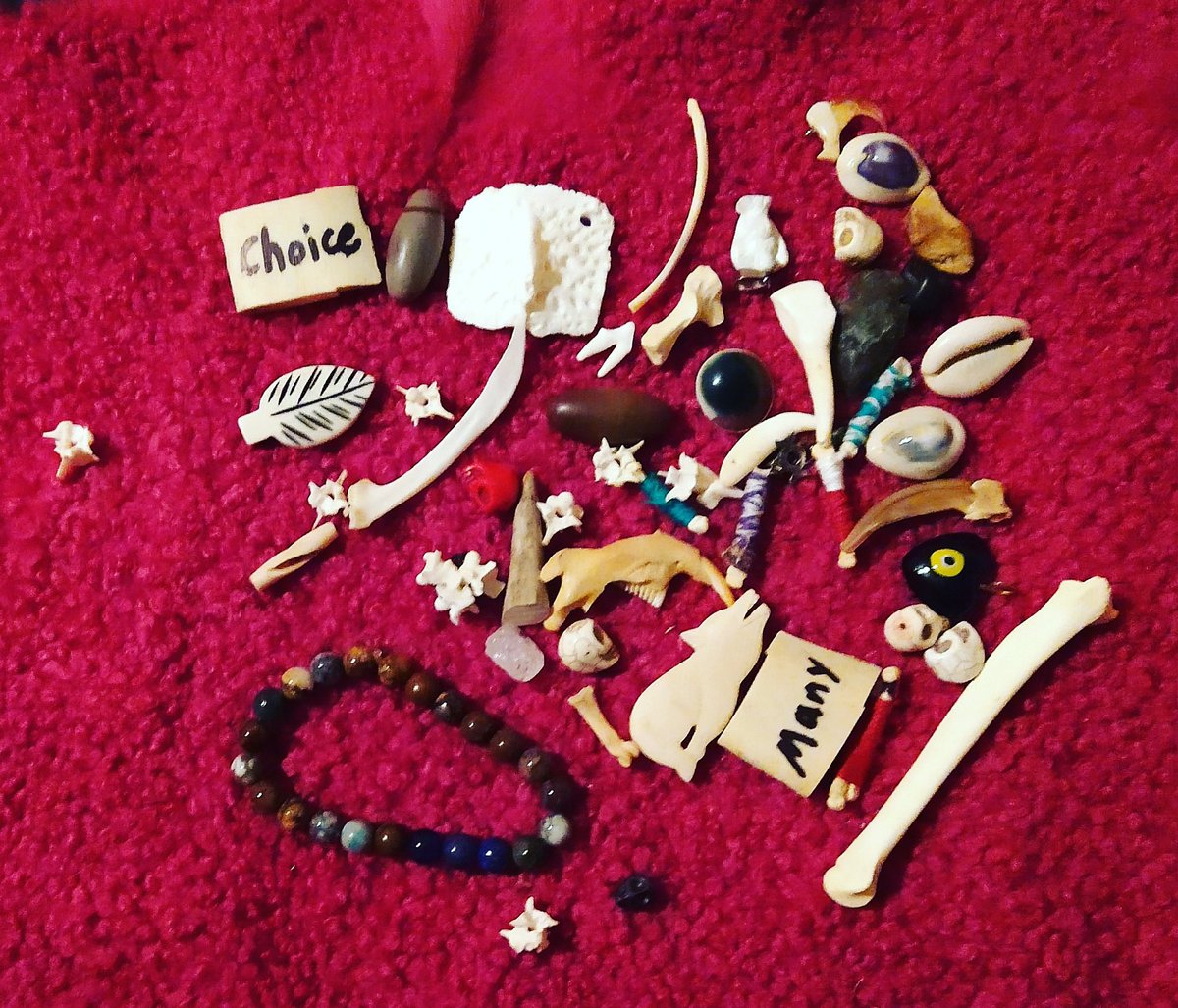 Faerie_X_Roads's tweet photo. It's updated recently, I need to take pictures of the new set. But I saw a few posts on Osteomancy and decided to share my set on here! I use it to connect to my ancestors and spirit guides. #osteomancy #bonethrowing #divination https://t.co/8tkxaIFgZT