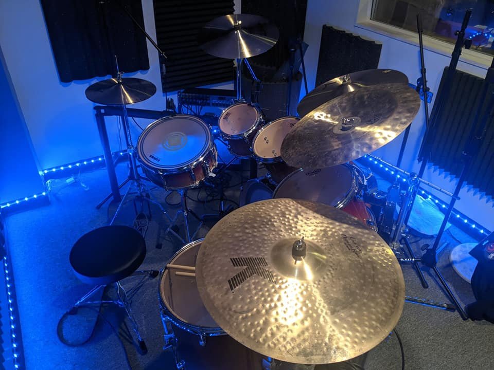 HypernovaBalt's tweet image. Shiny smashy parts attached to the drum-stalk-things!  We are going to start doing HQ produced multi camera drum videos in the studio (not live stream, but HQ stuff) of covers/originals - if you are interested drop us a message!
#Music #Baltimore #Maryland #Genre #Artist  #drums